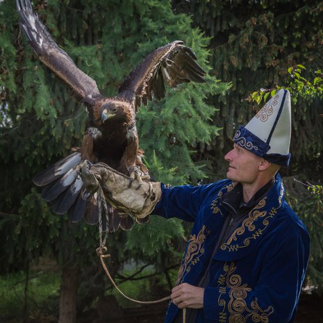 Hannu Laakso kuvausmatkalla Kirgisiassa. Kuva Ivan Timoshkin.