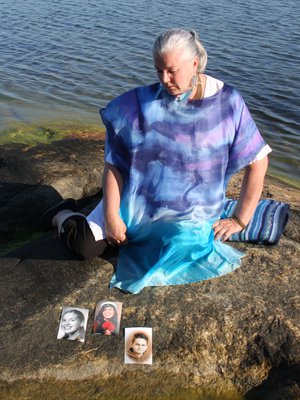 Päivi ja Memmu kirjoittivat voimauttavien kuvien albumiin tekstin: Tiedän elämästä. Enää ei tarvitse pelätä. Pahin on jo tapahtunut.