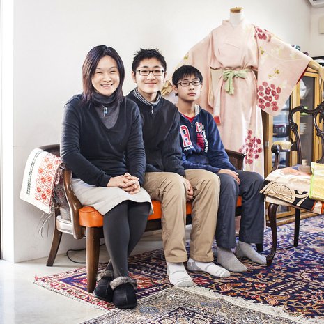 "Suurimmalla  osalla sukuni naisista on yliopistotutkinto. Se ei kuitenkaan tarkoita sitä, että he olisivat työelämässä",  Ai sanoo. Vieressä  pojat Sho ja Jun.