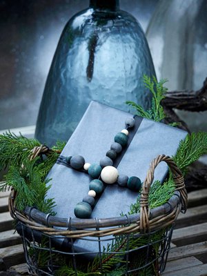 Pujota nauhaan puu- ja keramiikkahelmiä ja saat lahjanarun, joka kestää kauniina vuosia.