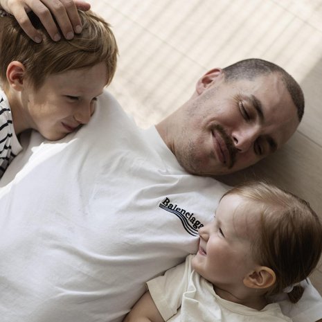 Elma, 3, toipui pikkuaivojen syövästä. "Takaraivoon jäi ajatus, että mitä vain voi tapahtua", Elman (oik.) isä Duarte Tammilehto sanoo. Toisessa kainalossa isoveli Noah, 7.