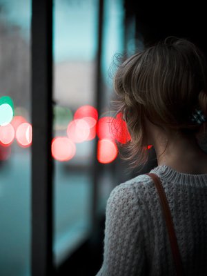 Ketään ei ole tuomittu yksinäisyyteen, muistuttaa sosiaalipsykologi Maria Rakkolainen.