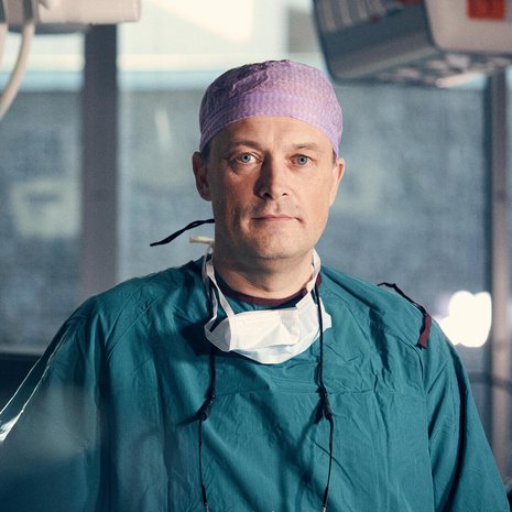 Plastiikkakirurgian ylilääkäri Patrik Lassus työskentelee HUSissa. Hän on ollut vetämässä Suomen ensimmäisiä kasvojensiirtoleikkauksia. Niissä aivokuolleen luovuttajan kasvot siirretään potilaalle, jonka omat kasvot ovat tuhoutuneet.