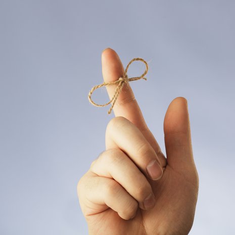 Konkreettiset teot voivat olla hyviä apuvälineitä muistille.  Opettele joka päivä jotain pientä: kassajonossa kassaneidin nimi tai hedelmävaa’alla kurkun numero.