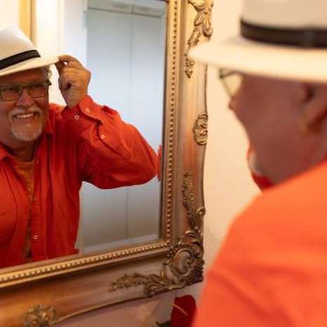 Juha Willman piti vuosia parisuhteensa salassa. ”25 vuotta sitten en voinut tietää, pilaanko tyttäreni tulevaisuuden missinä, koska olin suhteessa mieheen. Emme halunneet sorkkia muurahaispesää. Sovimme Esan kanssa, ettemme huutele suhteestamme kenellekään.”