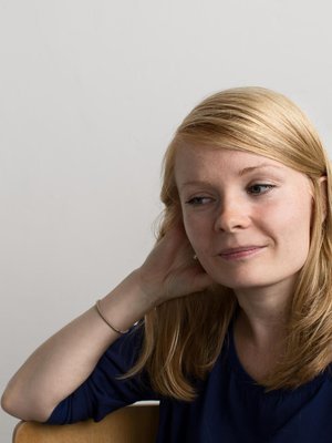 Saara Turusen kirja Rakkaudenhirviö voitti Helsingin Sanomien esikoiskirjapalkinnon. Hänen uusi teoksensa Sivuhenkilö (Tammi) on suorasukainen kuvaus yhdestä vuodesta kirjoittajansa elämässä. Vuoteen kuuluu muun muassa esikoiskirjapalkinnon voittaminen.