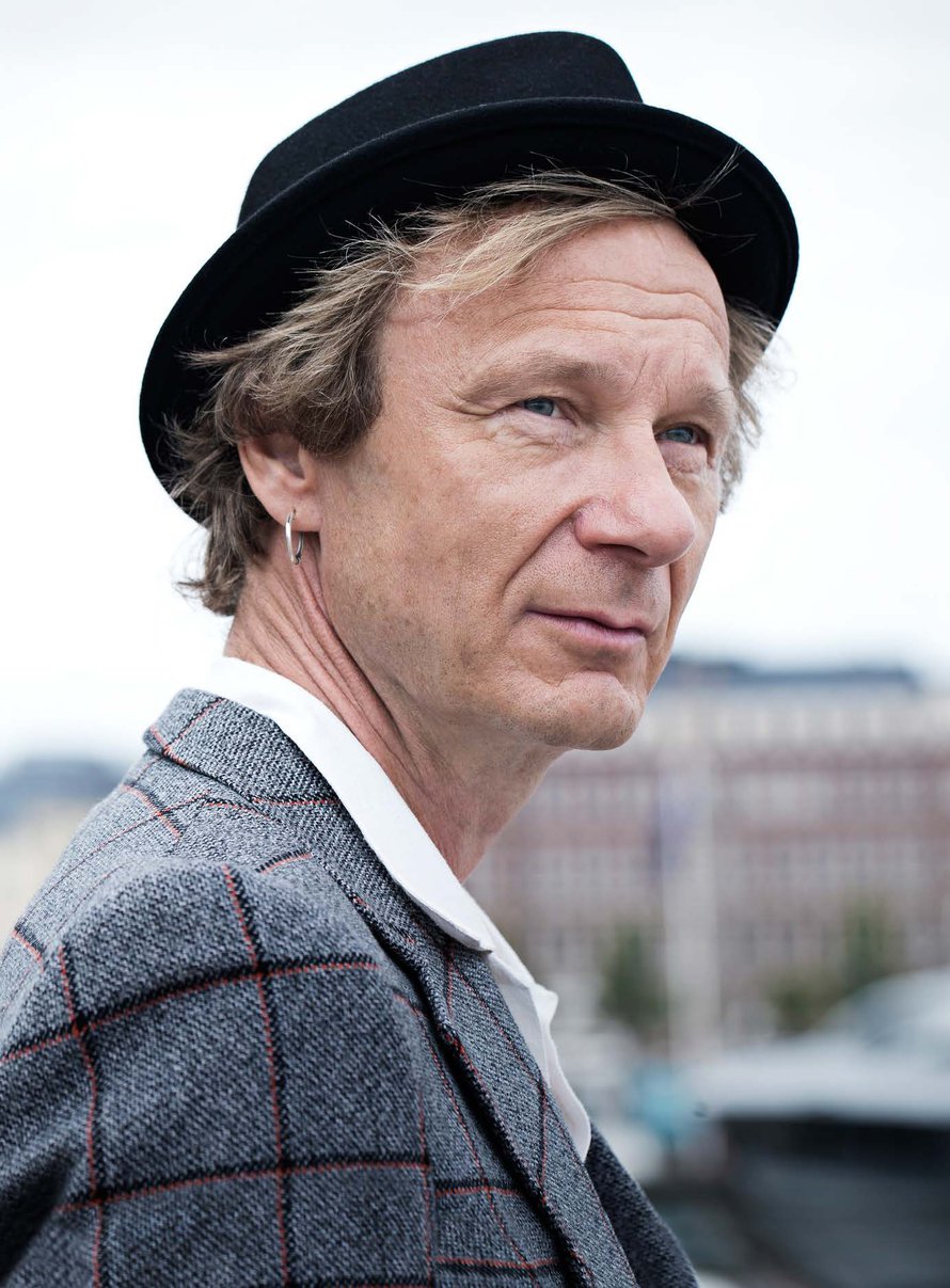 Ismo Alanko on 56-vuotias rockmuusikko, joka tunnetaan muun muassa yhtyeistä Hassisen kone ja Sielun Veljet. Julkaissut vastikään livelevyn Yksin Vanhalla. Yksin-soolokiertue jatkuu vielä lokakuun 2017 loppuun asti. Asuu Helsingissä kuvataiteilija Johanna Sipilän kanssa. Pelaa kerran viikossa pingistä Kisahallissa, paitsi jos laiskottaa tai on hyvä ilma.