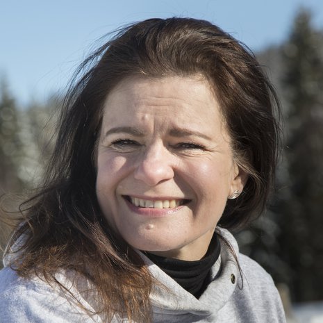 Yrittäjä Sari Ojala, 49, asuu Pudasjärvellä kihlattunsa Mika Käsmän kanssa. Sarin aikuiset tyttäret asuvat Oulussa, ja uusperheeseen kuuluvat myös Mikan viisi lasta. Sari pitää Syötteellä markettia, pubia ja kiinteistönvälityspalvelua.