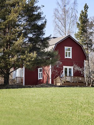 Elli ja Heidi pääsivät muuttamaan remontoituun päärakennukseen elokuussa 2018. Heidin mummolle oli tärkeää, että Rosbackan henki säilyy. ”Kun tulimme katsomaan taloa, hän osoitteli pihalla sinivuokkoja ja sanoi, että nuo täytyy sitten säästää.”