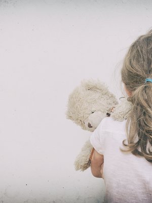 Jos lapsi joutuu pelkäämään kotonaan, hän on jatkuvassa stressitilassa. ”Pitkään jatkunut stressi on yhteydessä moniin sairauksiin ja mielenterveysongelmiin”, sanoo perhe- ja lähisuhdeväkivaltatyön asiantuntija Johanna Matikka.