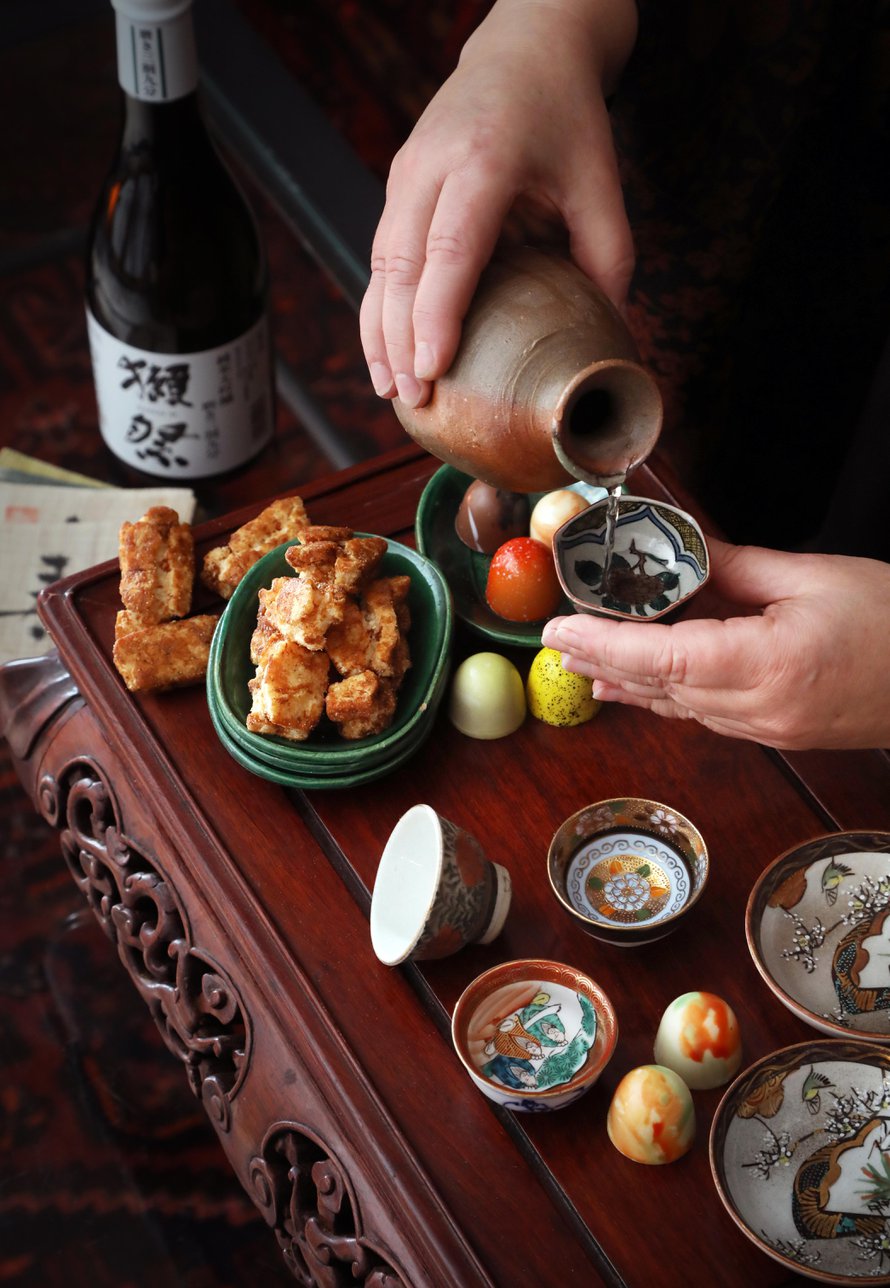 Improvisoitu fuusiotarjotin: sakea, suolaisia uppopaistettuja riisikeksejä ja turkulaista artesaanisuklaata.