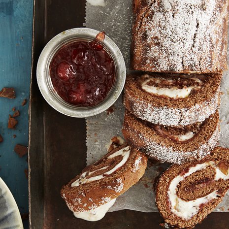 Suklaakääretorttupohja eli unelmatorttu syntyy lisäämällä taikinaan 2 rkl kaakaojauhetta.
