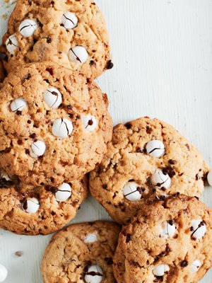 Leivo hyvissä ajoin rasiallinen keksejä ja lahjo virpojat supermureilla minttusuklaakekseillä.