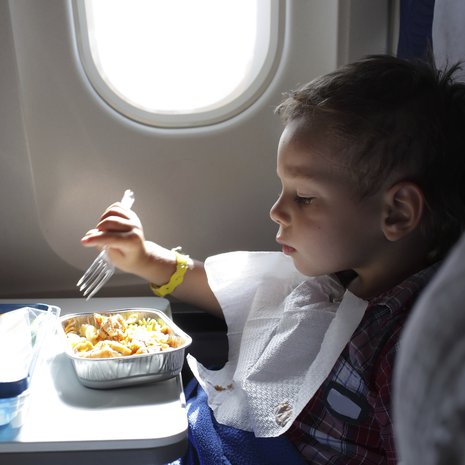 Syökää ateria pienestä laatikosta. Kyynärpäät pidetään mahdollisimman lähellä kylkiä.