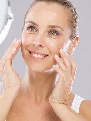 Neli-viiskymppisenä ihon lämpö muuttuu. Se taas vaikuttaa meikin kestävyyteen.