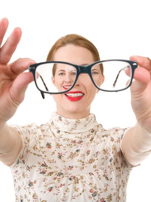 Olen hyvä näin, keski-ikäinen tietää jo. Jospa uskaltaisi katsoa peiliin vielä ikänäkölasit silmilläkin.