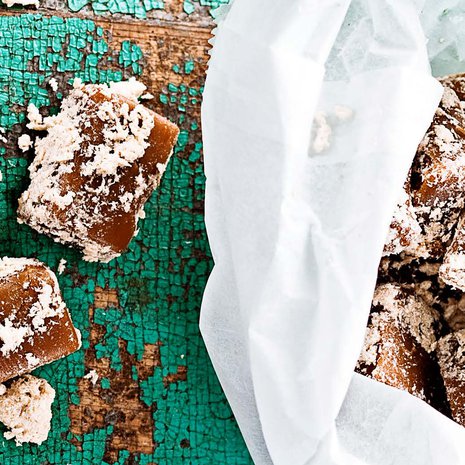 Tarjoa vanhan ajan toffeet rapisevasta paperipussista.