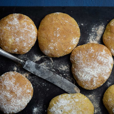 Pitaleipien taikinaan piiloutuu porkkanaa.