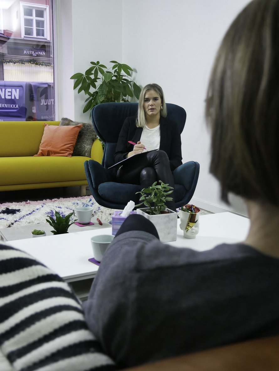 ”Sinä olet rakkauden ja nautinnon arvoinen.” Se on lause, jonka seksuaaliterapeutti Marja Kihlström sanoo usein vastaanotollaan.