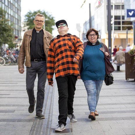 ”Uunon sairastumiskriisin aikaan en osannut aavistaa, miten paljon iloa ja luovuutta tuleviin vuosiin mahtuisi”, isä Markku Palosaari sanoo. Satu-äiti ajattelee samoin.