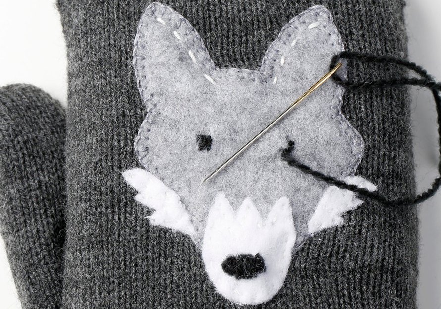 Kirjo lopuksi nen&auml; ja silm&auml;t mustalla langalla. Lis&auml;&auml; korviin etupistoviivat valkoisella langalla.