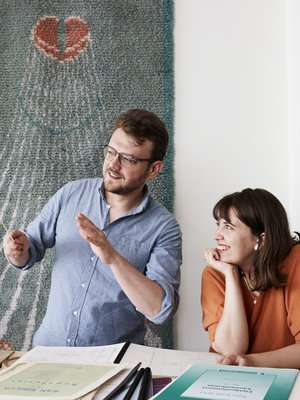 Kun Aleksia ja Aliisaa tituleerataan Kaija Saariahon lapsiksi, he eivät enää anna asian häiritä. ”Keskitymme tekemään oman työmme hyvin”, Aleksi sanoo.