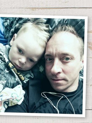 Joka aamu Mika kysyy pojaltaan: ”Saisiko herralle olla aamulääkkeet sänkyyn tarjoiltuna?” Ei haittaa, vaikka Matias ei osaa vastata.