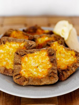 Porkkanapiirakat maistuvat ihanilta, vaikka rypytys ei olisikaan ihan kohdillaan.