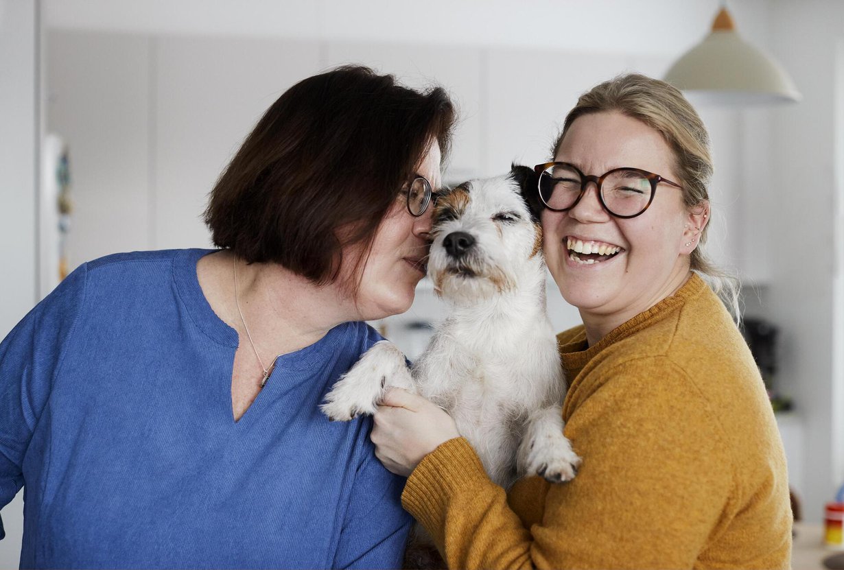 Mira-tyttären parsonrusselin-terrieri Lauri käy usein kylässä ja tuo Marille paljon iloa.