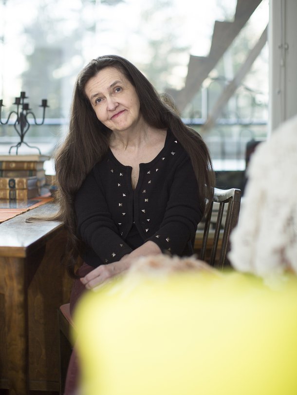 Päivi Kallas-Saari on 55-vuotias uskonnon ja psykologian opettaja, joka on sairautensa vuoksi eläkkeellä. Hän asuu Hyvinkäällä ja nauttii aikuisten näyttelijäpoikiensa esityksistä. Päivin Mikael-poika osallistuu Tähdet, tähdet -kilpailuun.