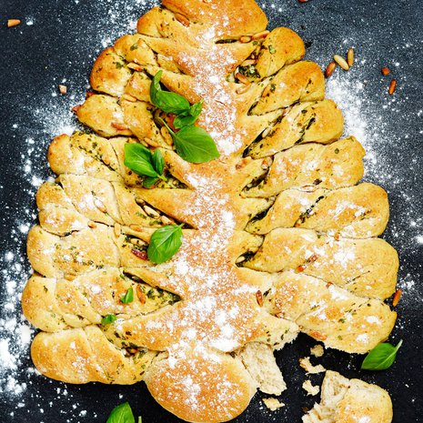 Yrttileivälle ei tarvitse näyttää veistä, vaan se revitään oksa kerrallaan parempiin suihin.