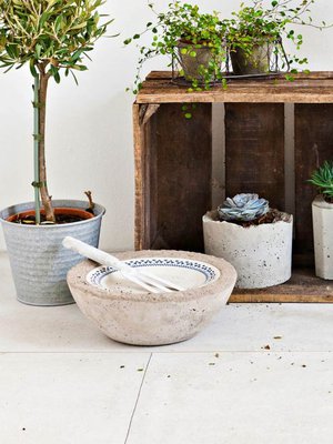 Koristekulho valettiin muoviseen vatiin, jonka p&auml;&auml;lle painettiin vanha posliinilautanen. Ruukkujen muotteina k&auml;ytettiin pieni&auml; muovi&auml;mp&auml;reit&auml;.