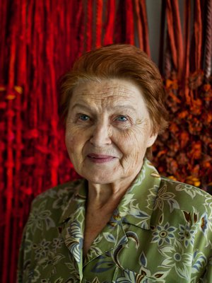 Artesaani ja tekstiilisuunnittelija Marianne Järvinen, 71, kuvattiin Thaimaan prinsessan kesähuvilassa. Taustalla on seinävaate, jonka hän suunnitteli ja toteutti yhdessä Doi Tungin kutojien kanssa.  asuu Pohjois-Thaimaassa Chiang Raissa. 