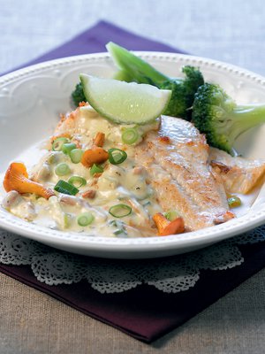 Kantarellikastike maistuu erityisen hyvältä lohen kanssa.