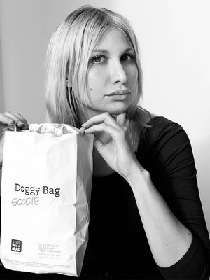 Selina Juul. Tanskassa palkitun Stop Spild Af Mad -liikkeen perustanut 34-vuotias nainen poimii laarista aina yksittäiset banaanit, koska muut hamuavat terttuja.