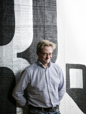 "Minulta kysytään usein, miten näin ruma mies voi saada niin kauniita naisia. Vastaan, että sattumalta", Mikael Jungner sanoo.