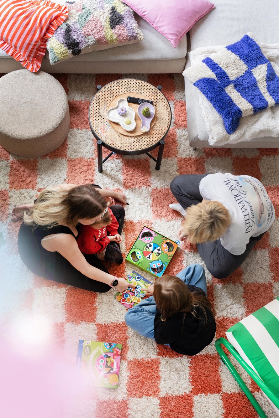 Neljän lapsen kanssa riittää puuhaa. Välillä koko perhe kurvaa katsomaan yhden lapsen futismatsia, välillä pelaillaan yhdessä kotona. ”Elämme rikasta elämää”, Iina sanoo.