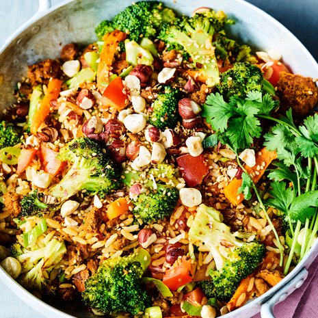 Mikä on riittoisaa, ruokaisaa ja kypsyy itsestään? Saat sinne piiloon eilisen yrtit ja pehmenneet tomaatit. Vastaus: laatikko kaikilla mausteilla!