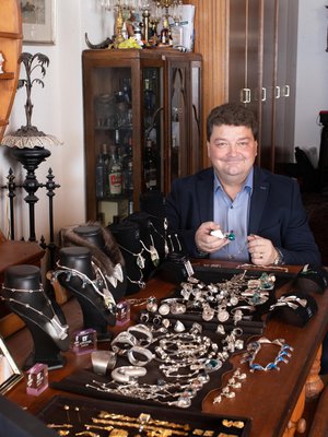 Tyytyväinen keräilijä ja osa kokoelmaa. Aloittaessaan keräilyn Juha ajatteli toiveikkaasti, että korut eivät vie paljon tilaa.