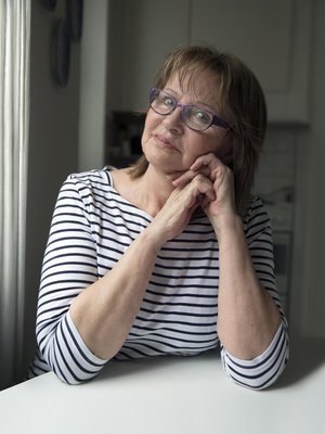 ”En tunne enää ulkopuolisuutta. Rakastan elämää kerta kaikkiaan”, Pirjo Lehvonen sanoo.  Pirjo, 70 asuu Tukholmassa. Perheeseen kuuluvat kolme poikaa ja yksi lapsenlapsi. Jos Pirjo kaipaa suomalaisia säveliä, hän kuuntelee Satumaa-tangon.