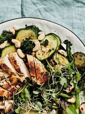 Helpoin tapa maustaa broileri on hieroa kuivamausteet lihan pintaan.