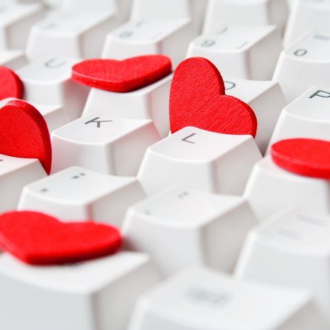 Nettihuijari kirjoittaa juuri ne sanat, jotka haluat lukea. Kuten näin: ”Oli upeaa keskustella kanssasi puhelimessa. Salpaat henkeni, Elina. Nautin todella paljon, kun kuulin äänesi niin selvänä ja kirkkaana.”