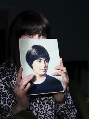 Kuin kaksi marjaa. Heidin kirjahyllyssä on kuva isän äidistä Marjasta.