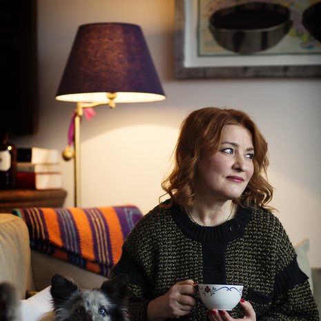 Birgitta Myllymäki on 57-vuotias sairaanhoitaja ja vapaaehtoistyöntekijä. Hän asuu Helsingissä koiransa Rixun kanssa.