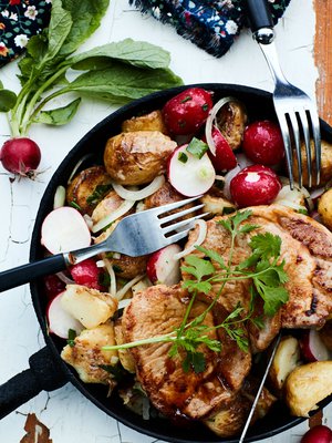 Vinegretti erottaa lämpimän perunasalaatin pyttipannusta. Salaatti on herkullinen pari paistetulle teriyakipossulle.