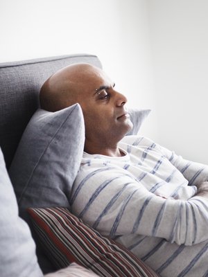 Rajkumarin makuuhuoneen ikkunasta näkyy suoraan sen vastaanottokodin ikkunaan, jossa hän asui ja pelkäsi parikymmentä vuotta sitten.