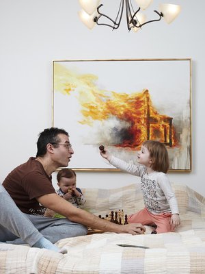 ”Ajatus opiskelusta lastentarhan opettajaksi syntyi ensimmäisellä vanhempainvapaallani”, Kirill Muhin, 40, sanoo. Hän asuu vaimonsa Bessin sekä tytärten Ninan, 3, ja Olgan, 10 kk, kanssa Helsingin Kalliossa. Makuuhuoneen seinällä on Pasi Tammen Mikä ei tulessa pala on loppuun poltettu -teos, jonka Kirill osti vuosi tapaturmansa jälkeen.