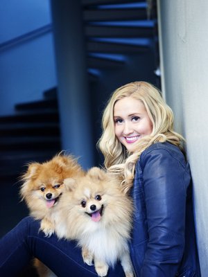  Työkyvyttömyyseläkeläinen Nora Valkeeniemi, 27, sekä kleinspitzit Leo ja Nessa, 2, Tampereelta.