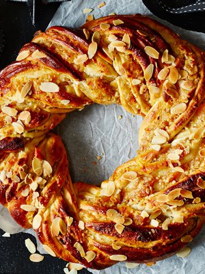 Aprikoosimantelikranssi on kaunis ja mehevä.