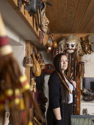 Anna Terilehdon lapsuudenkodin takkahuone on täynnä äidin matkamuistoja. Aluksi Pirjo osti niitä joka maasta, mieluiten paikallisia käsitöitä. Nykyään hän hankkii vain jotain nukkekotiin.